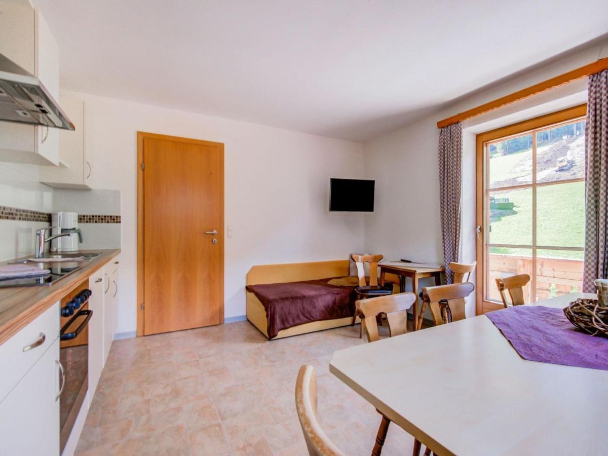 Attractive Apartment In Hainzenberg With Ski Room Екстериор снимка