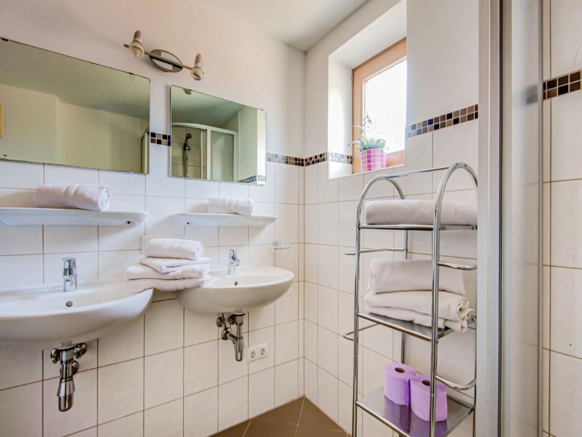 Attractive Apartment In Hainzenberg With Ski Room Екстериор снимка