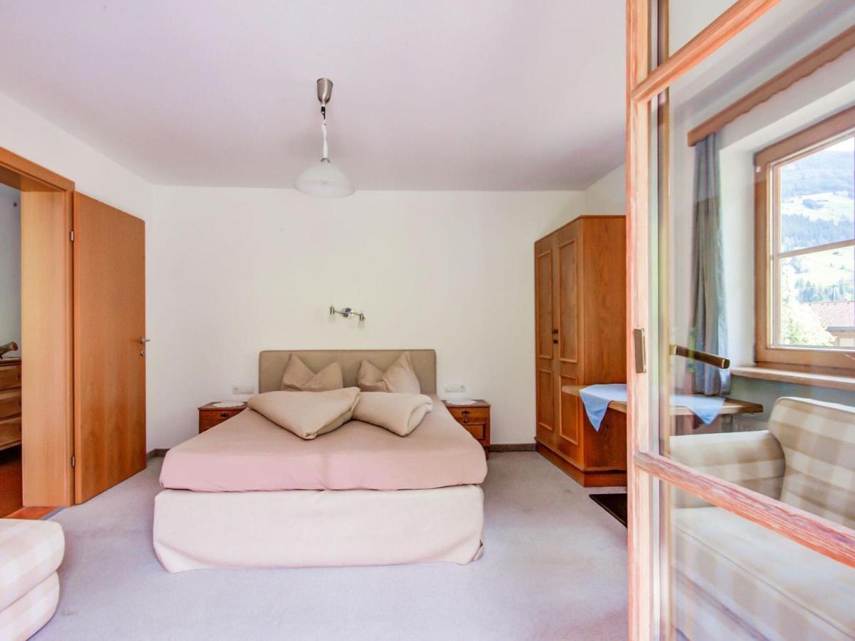 Attractive Apartment In Hainzenberg With Ski Room Екстериор снимка