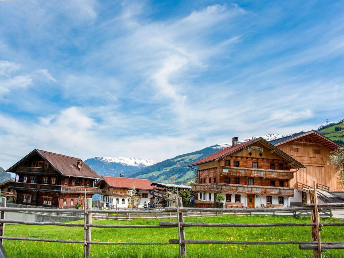 Attractive Apartment In Hainzenberg With Ski Room Екстериор снимка