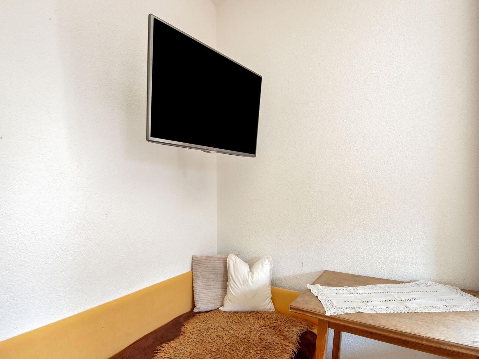 Attractive Apartment In Hainzenberg With Ski Room Екстериор снимка